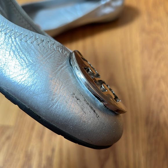 Tory Burch Reva Logo Silver Ballet Flat 7 - Picture 5 of 14